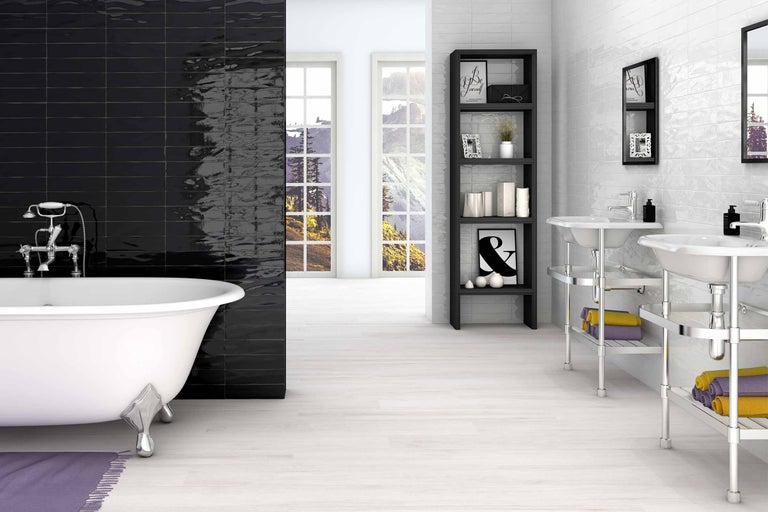 Baie luminoasă cu cadă, două chiuvete și rafturi, precum și plăci de perete în două modele