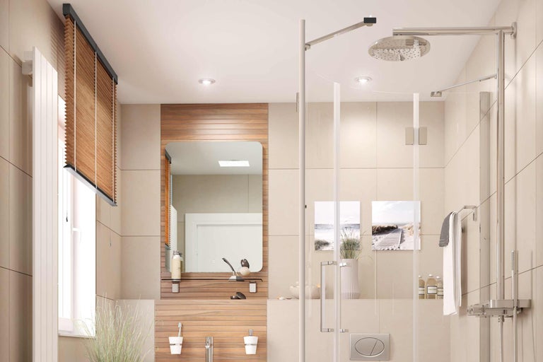 Baie luminoasă cu jaluzele din lemn, oglindă și cabină de duș