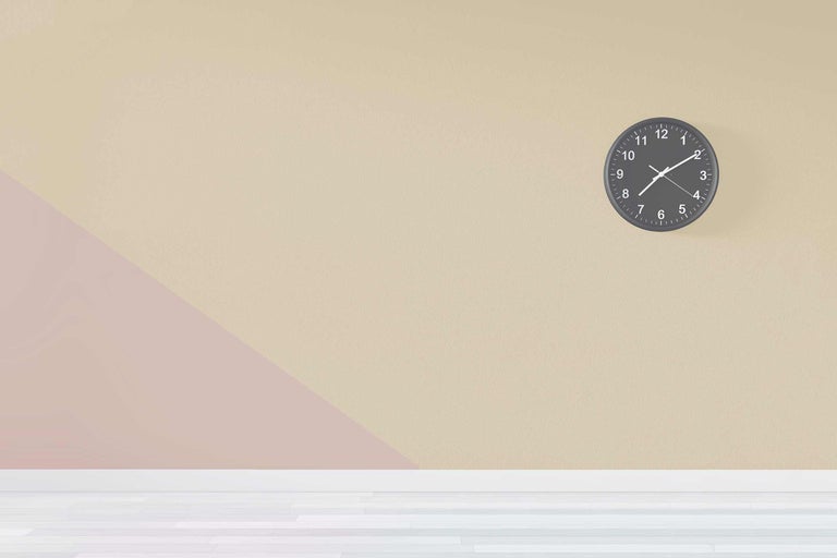Ceas de perete în cameră