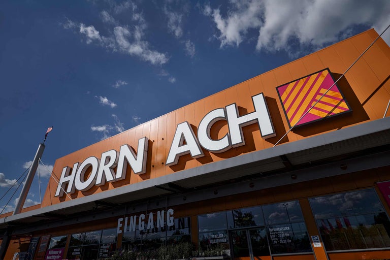 Fațada magazinului de bricolaj Hornbach cu logo și intrare