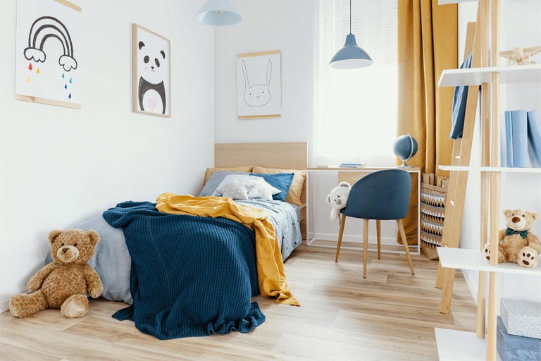 Cameră pentru copii cu design luminos și prietenos, cu pat, birou și rafturi.