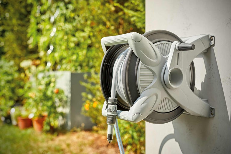 Cutie pentru furtun de grădină montată pe perete cu furtun