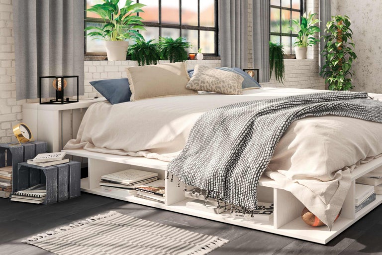 Dormitor cu cadru de pat, inclusiv spațiu de depozitare, textile și decorațiuni