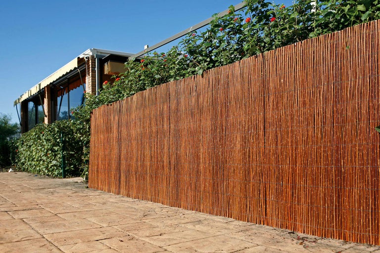 Gard de confidențialitate din răchită în grădină