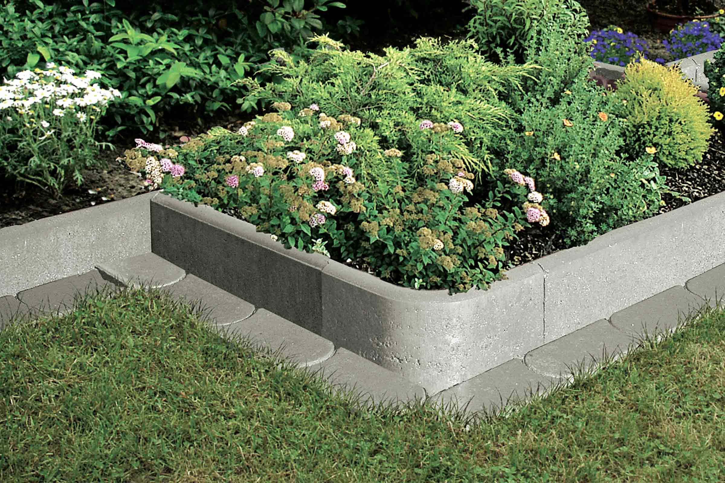 Jardineră înălțată din blocuri de beton cu diverse plante