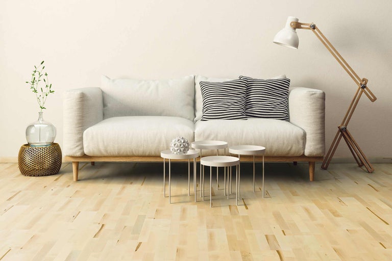 Cameră de zi cu canapea, grup de mese și lampadar