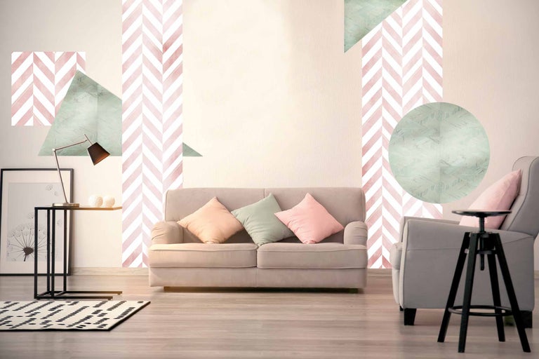 Living cu canapea, fotoliu, măsuță laterală, lampă și tapet cu model