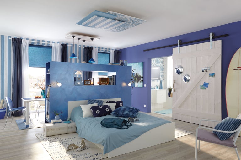 Dormitor luminos în stil maritim cu pat, ușă glisantă și decorațiuni