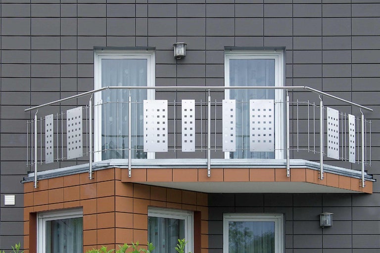 Balcon cu balustradă din oțel inoxidabil și placare de fațadă