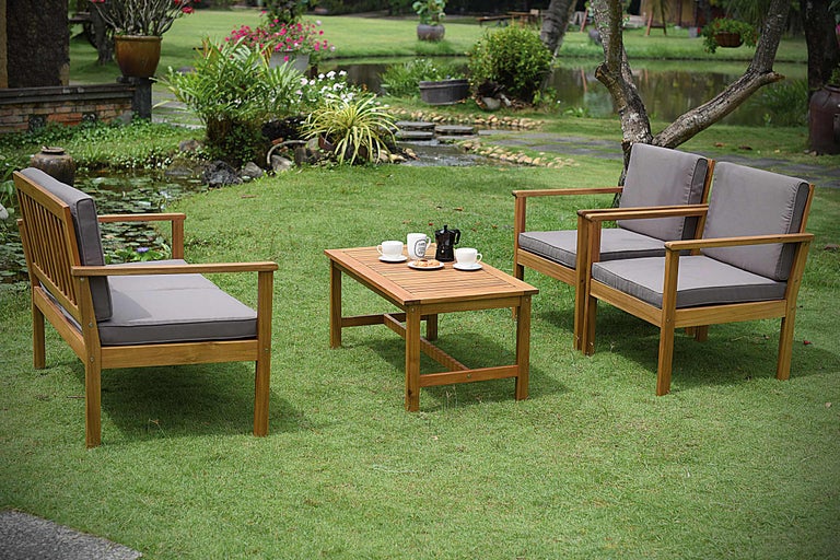 Set mobilier de grădină din lemn cu masă și fotolii tapițate pe gazon