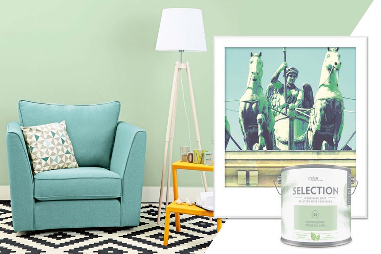 Cameră de zi cu fotoliu, lampadar, măsuță laterală și un motiv cu cutie de vopsea de la marca Style Color Selection