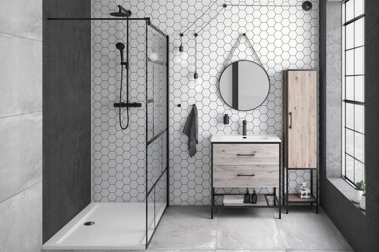 Baie modernă cu duș, lavoar și dulap cu oglindă în fața faianței hexagonale