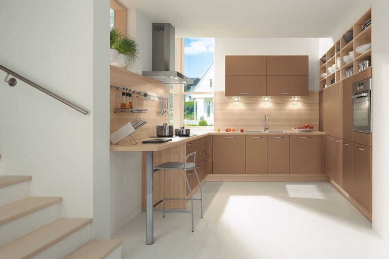 Bucătărie luminoasă cu chicinetă, scaun și scară