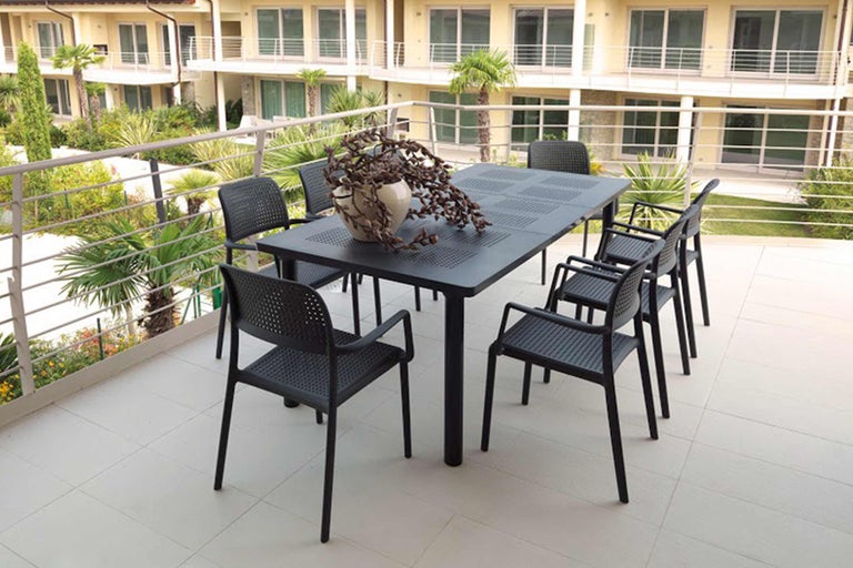 Grup de masă cu masă și scaune pe o terasă