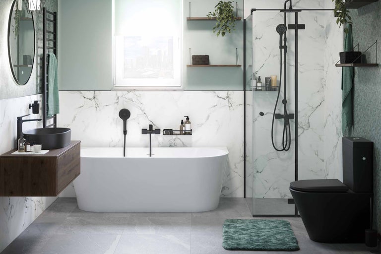 Baie modernă cu cadă, duș, lavoar și toaletă într-un design luminos.