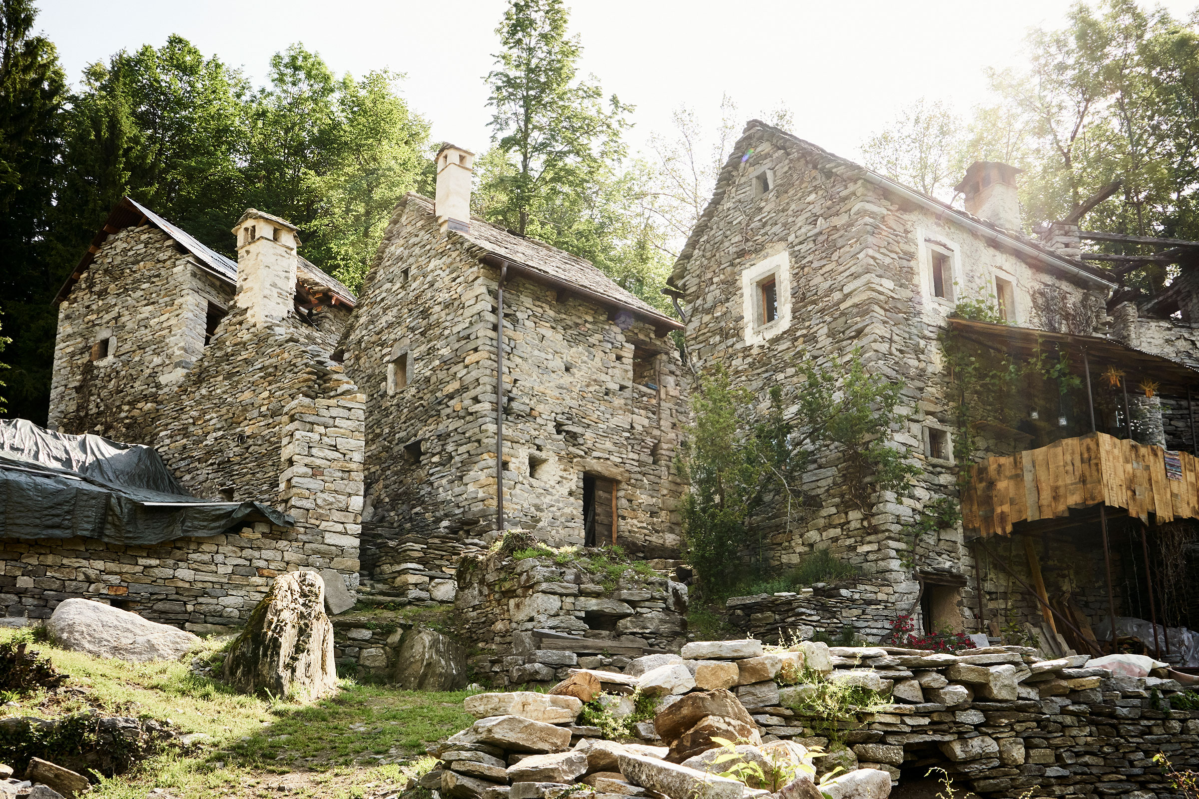 Peisaj cu case rustice din piatră într-un cadru rural