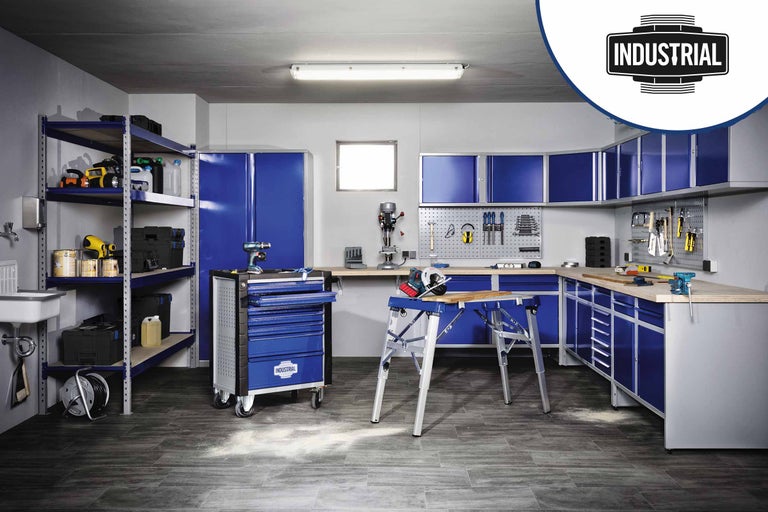 Atelier cu banc de lucru, dulap de scule, cărucior de scule, rafturi și scule pentru organizarea atelierului.