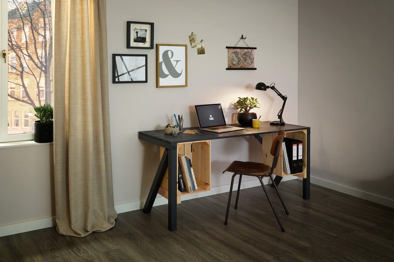 Birou cu birou din lăzi de lemn și scaun de lemn