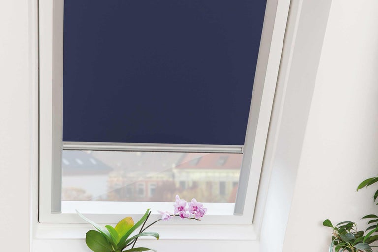 Fereastră de mansardă cu rulou închis