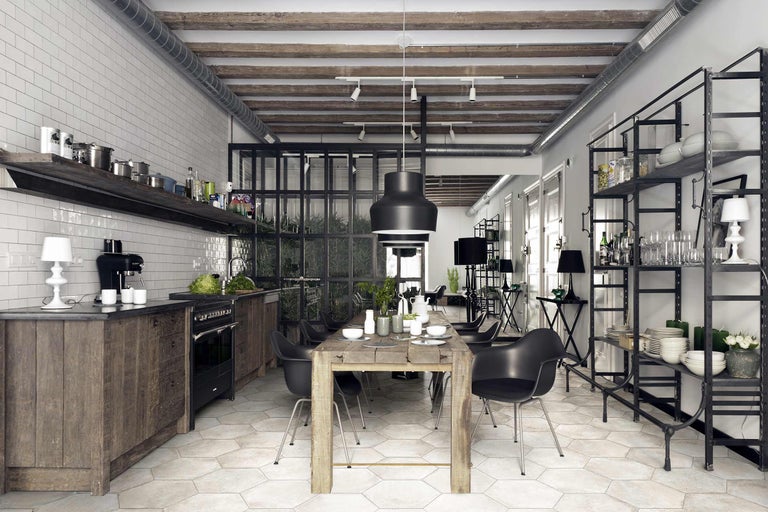 Bucătărie luminoasă cu masă de sufragerie, scaune, rafturi și zonă de gătit