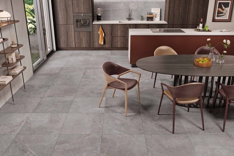 Cameră de zi luminoasă cu gresie cu aspect de piatră, masă de sufragerie și chicinetă