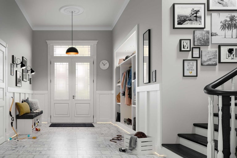 Hol cu garderobă, bancă, oglindă, tablouri și scară