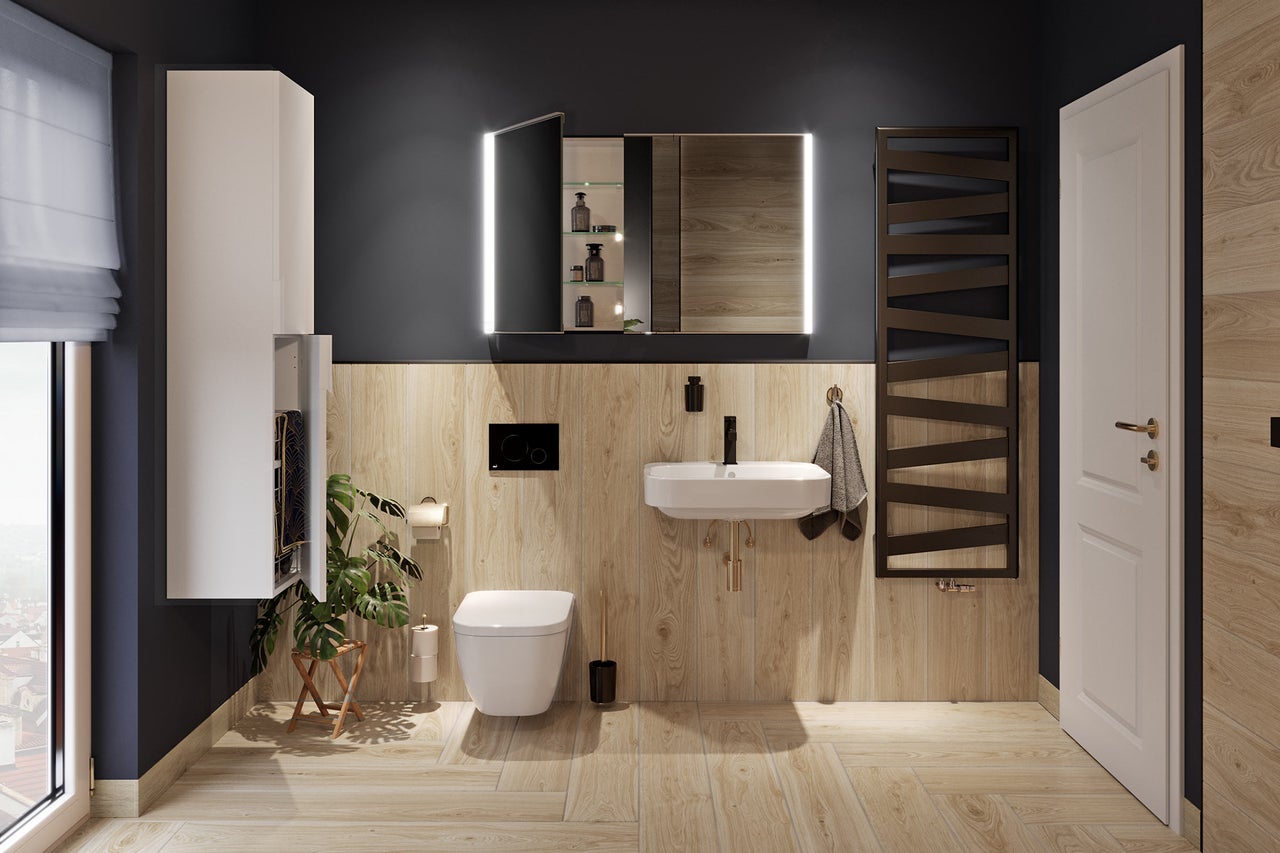 Baie modernă cu plăci aspect lemn, vas de toaletă suspendat, lavoar, dulap cu oglindă iluminat și radiator portprosop închis la culoare.