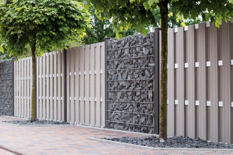 Gard de grădină din plastic și gabioane umplute cu pietre