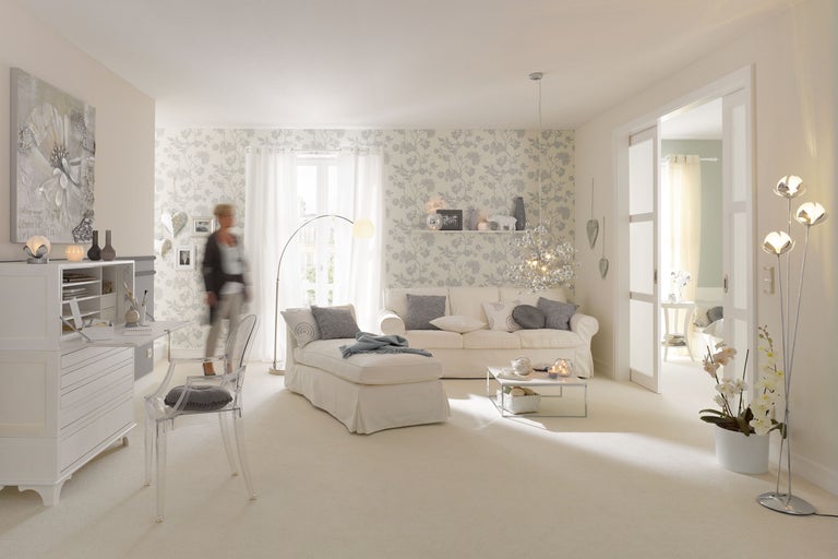 Living luminos cu canapea, fotoliu, birou și tapet decorativ din fleece cu flori