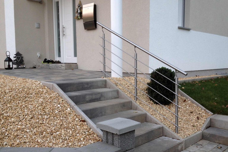 Scară exterioară din beton cu balustradă din oțel inoxidabil în fața unei case