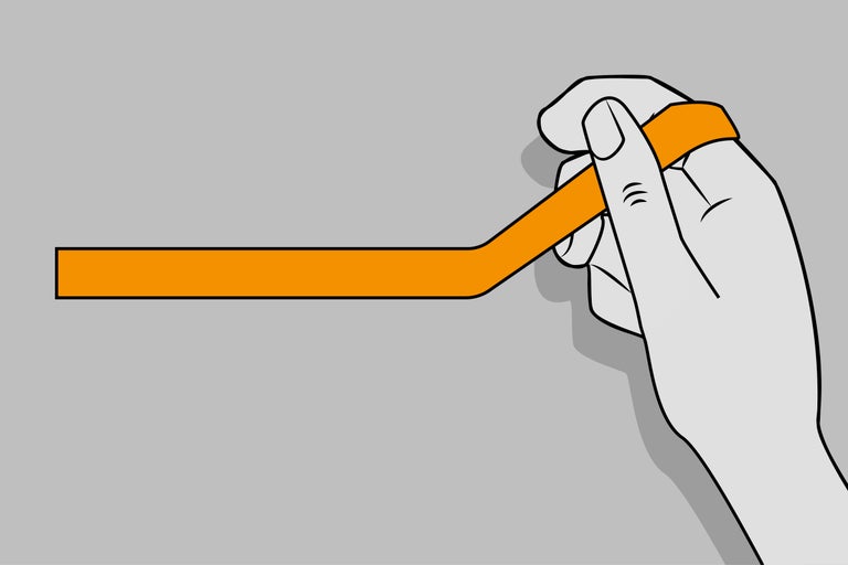 Mână ținând un instrument cu pârghie