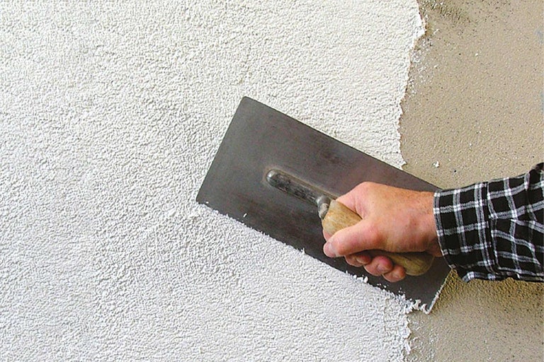 Tencuiala exterioară este aplicată cu gletiera