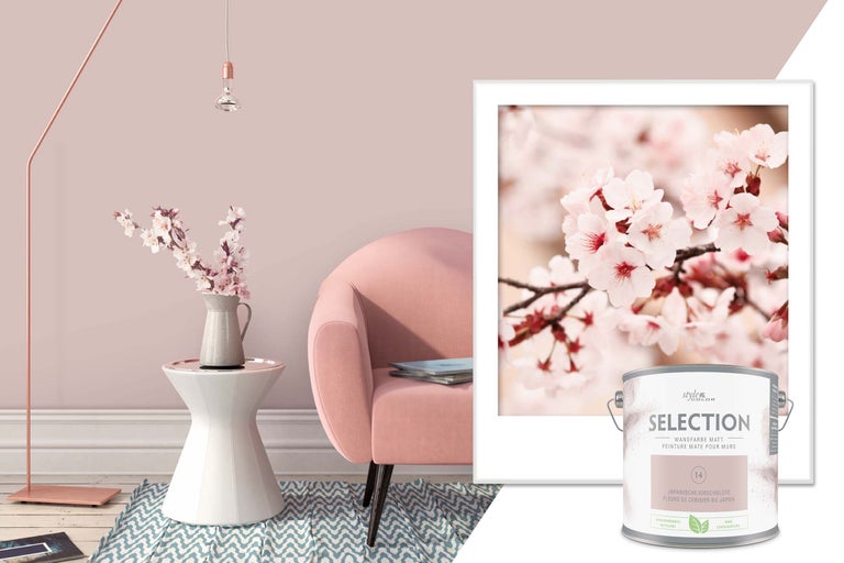 Scenă decorativă de cameră cu vopsea de perete, fotoliu și decorațiuni