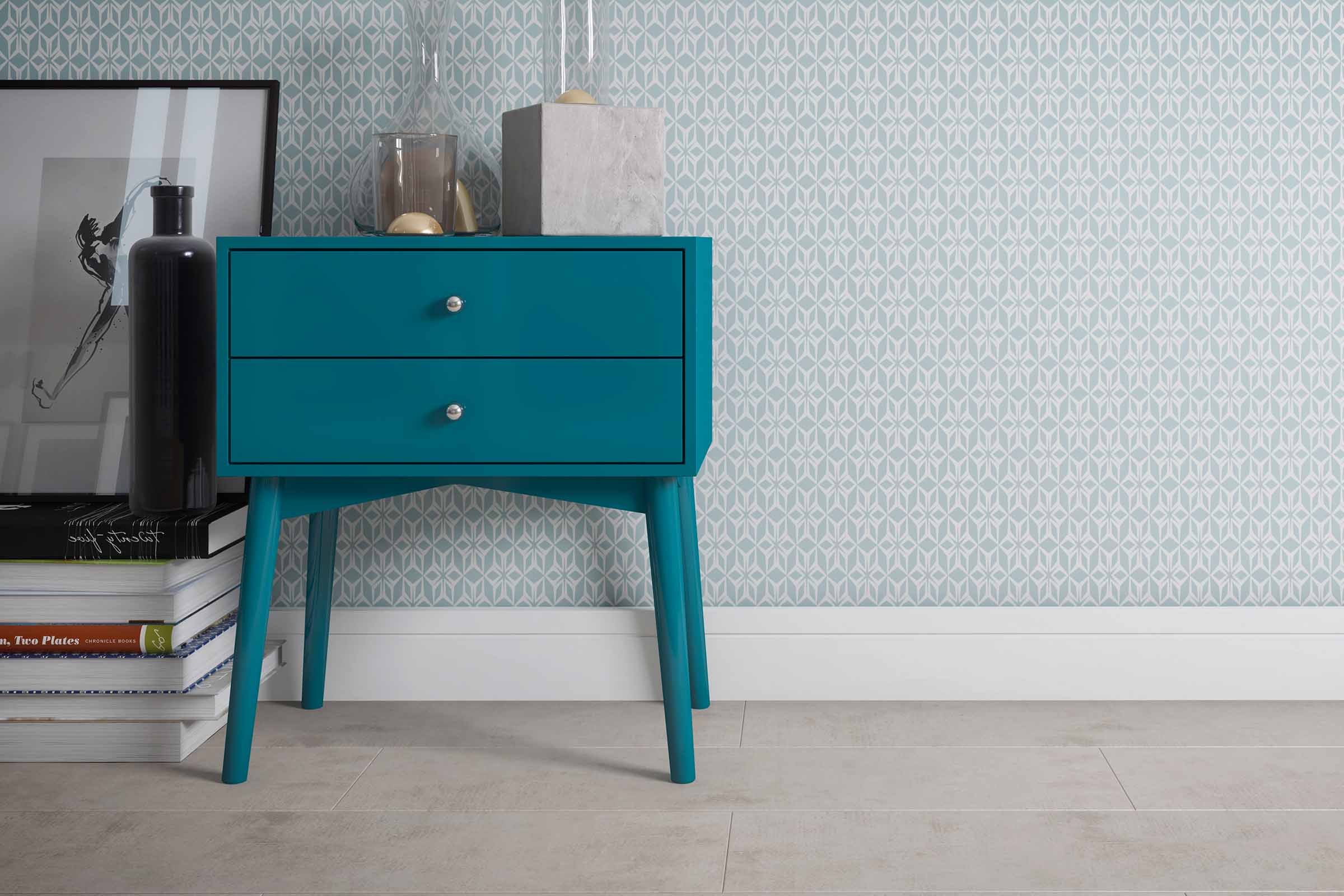 Noptieră cu două sertare, elemente decorative și accesorii