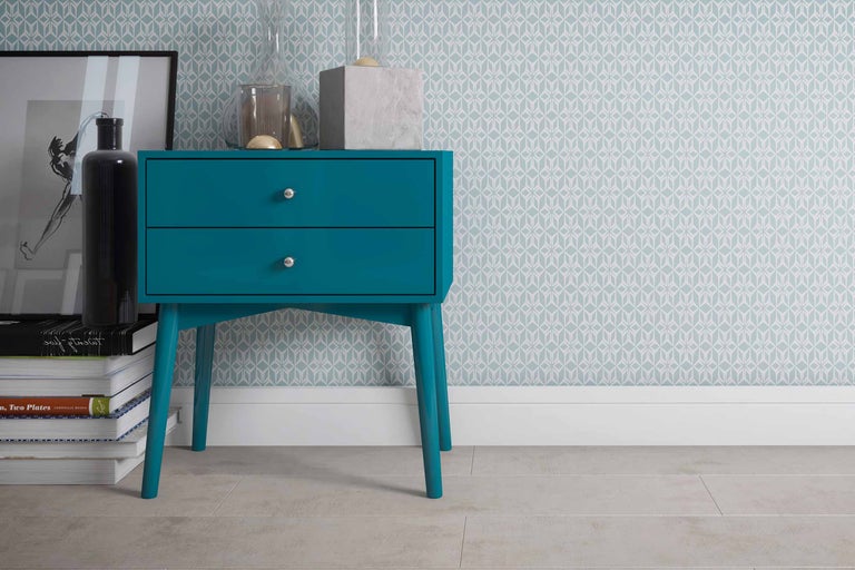 Noptieră cu două sertare, elemente decorative și accesorii