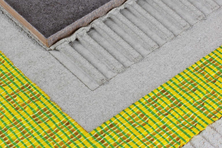 Structura stratificată a unei plăci ceramice cu o membrană de decuplare și adeziv pentru plăci