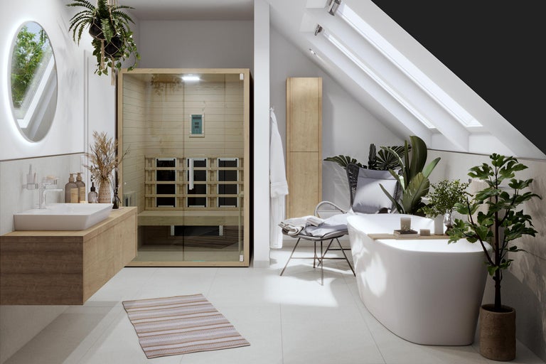 Baie luminoasă cu saună, chiuvetă, cadă și ferestre de mansardă