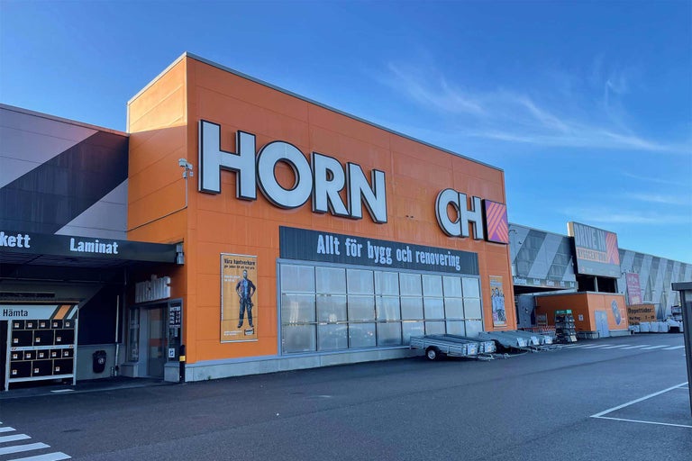Fațada magazinului de bricolaj Hornbach cu zona de intrare