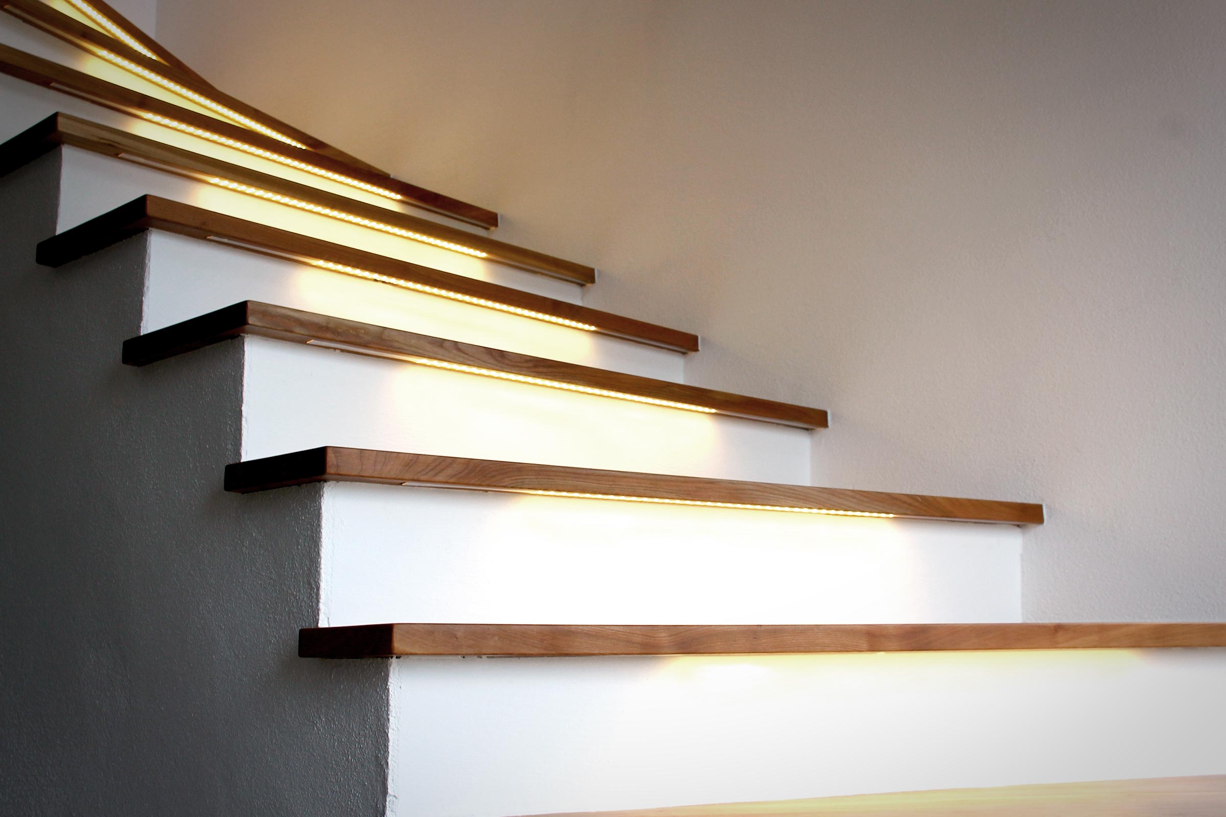Scară cu iluminare LED sub trepte