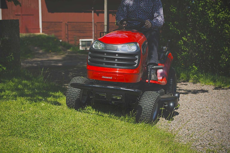 Tractor de tuns gazon utilizat pe un gazon