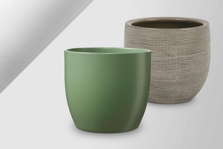 Două ghivece de flori de dimensiuni și texturi diferite.