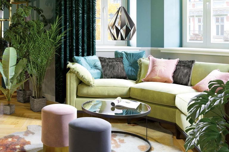 Living cu canapea, perne, măsuțe laterale, covor, plante de interior și lampă suspendată