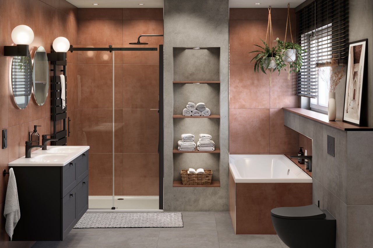Baie luminoasă cu chiuvetă, duș, cadă și toaletă în design modern