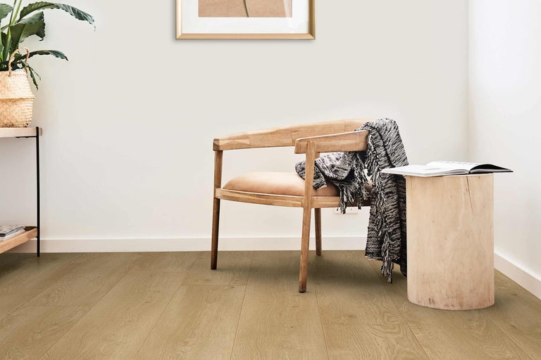 Cameră luminoasă cu podea din lemn, scaun din lemn și măsuță laterală din trunchi de copac