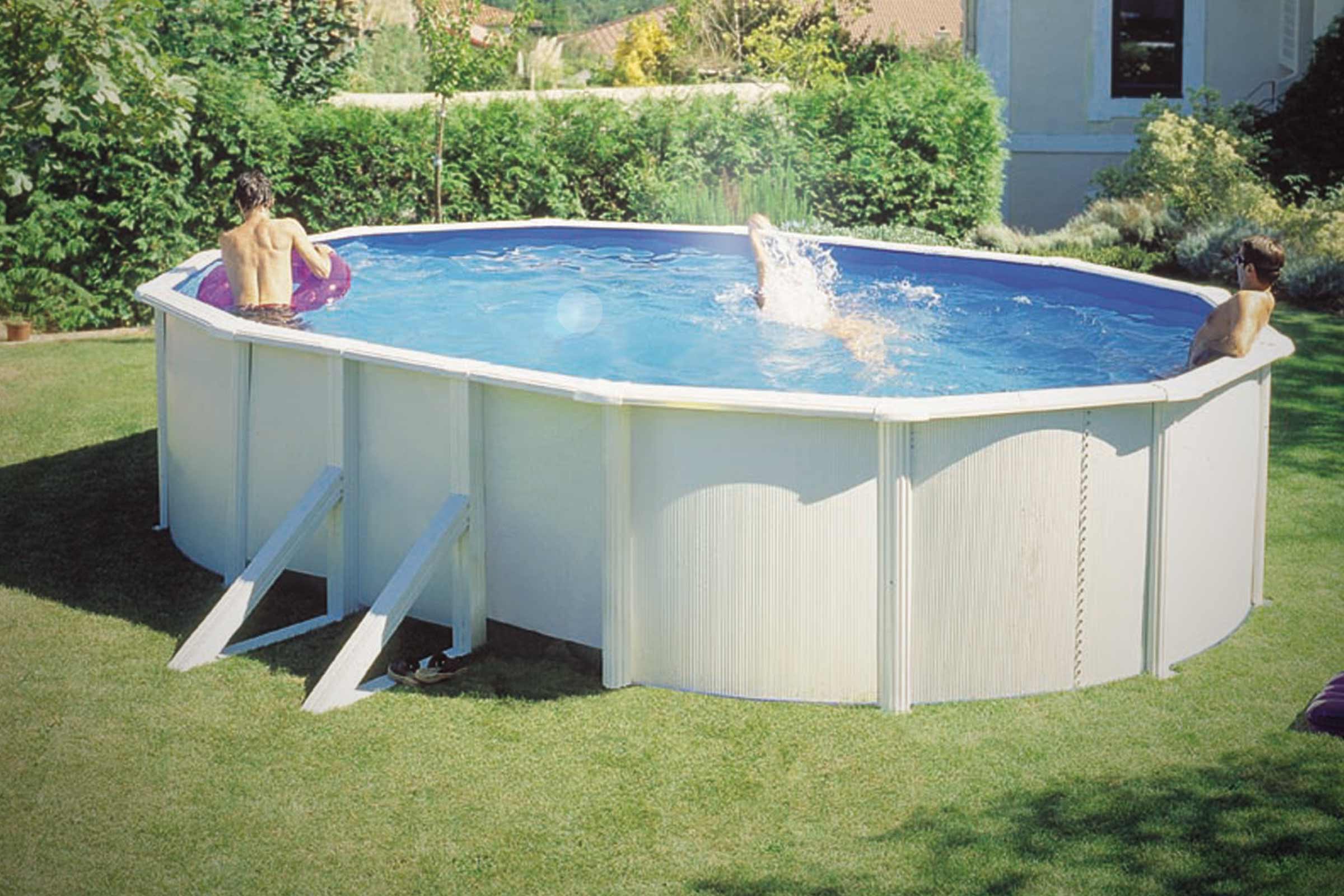 Piscină supraterană în grădină cu persoane