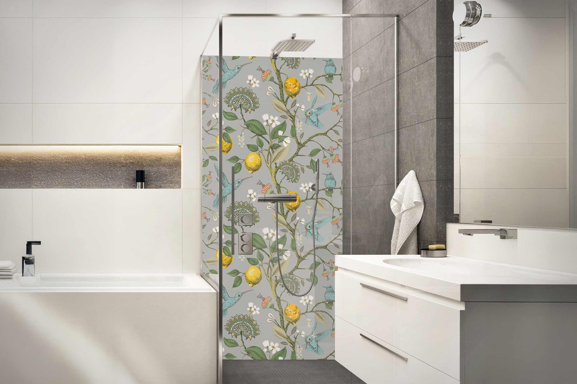 Baie cu cadă, chiuvetă și cabină de duș cu model de plante și păsări