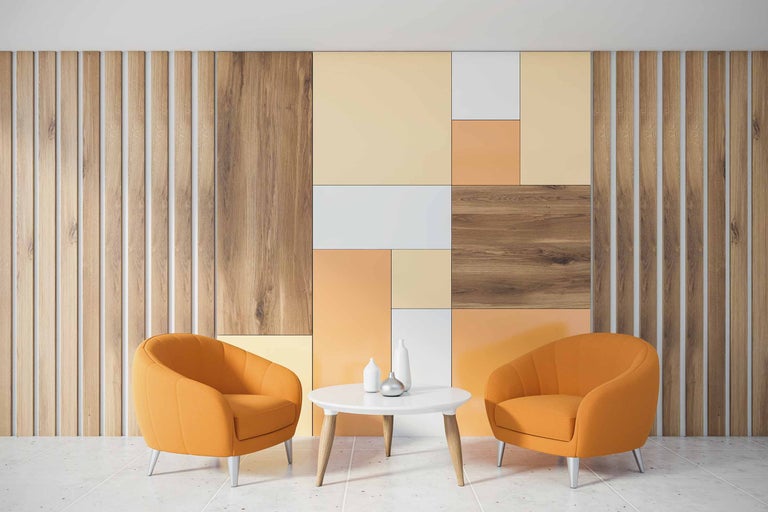 Living cu lambriuri din lemn, două fotolii și o masă