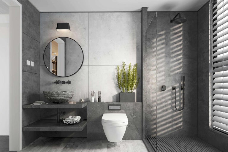 Baie modernă cu duș, chiuvetă, oglindă și toaletă
