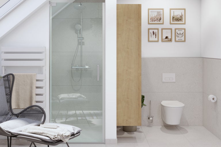 Baie modernă cu duș, toaletă, lavoar și decorațiuni