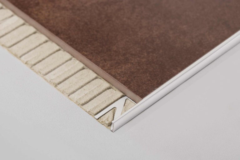 Prim-plan cu o faianță cu șină pentru faianță.